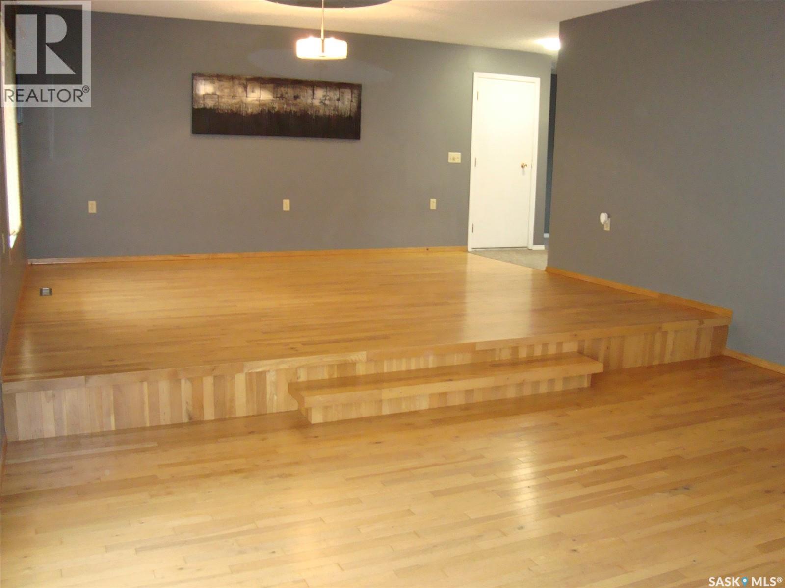 105 4th Avenue W Property Photo 3