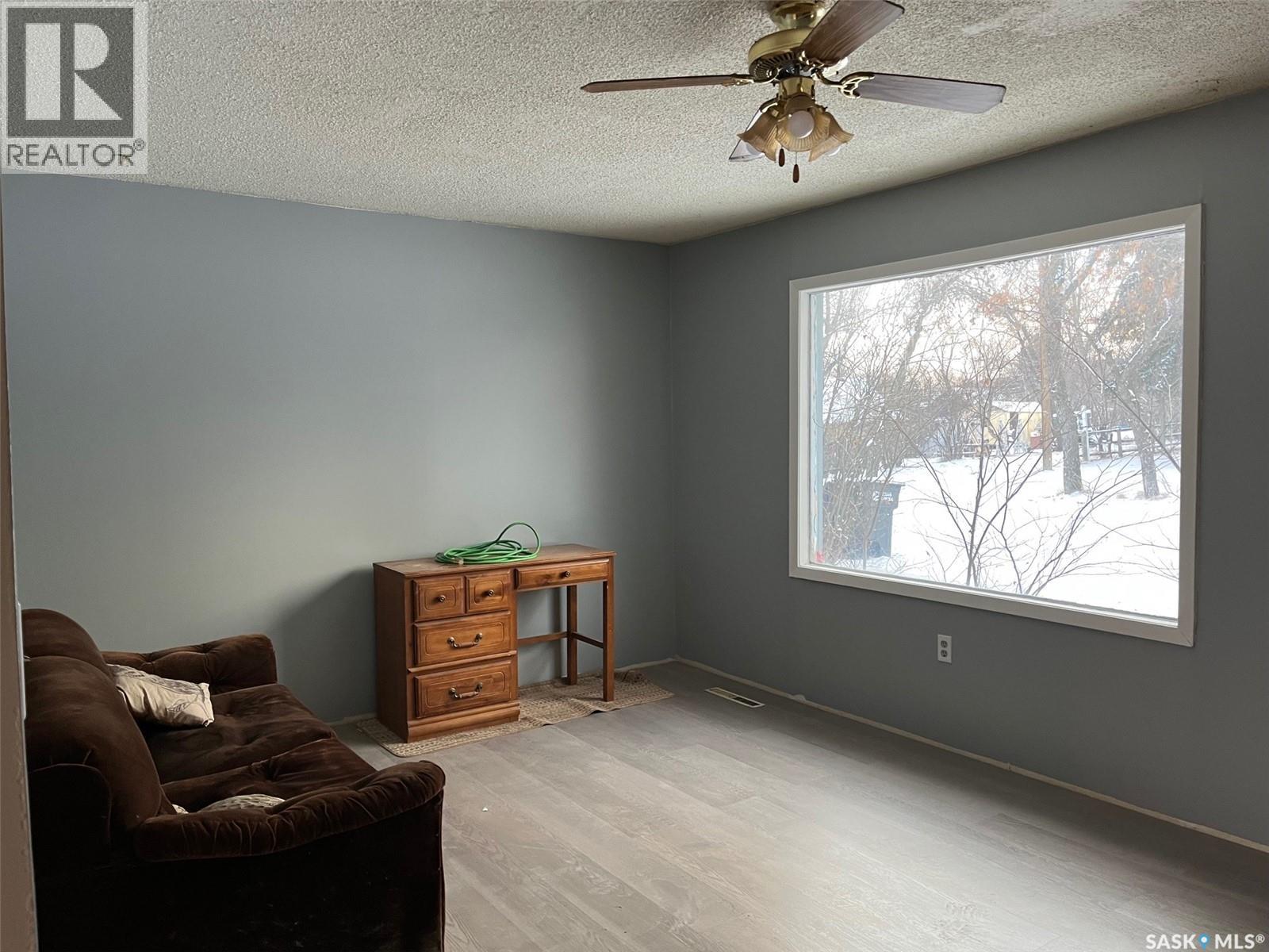 211 2nd Street E Property Photo 6