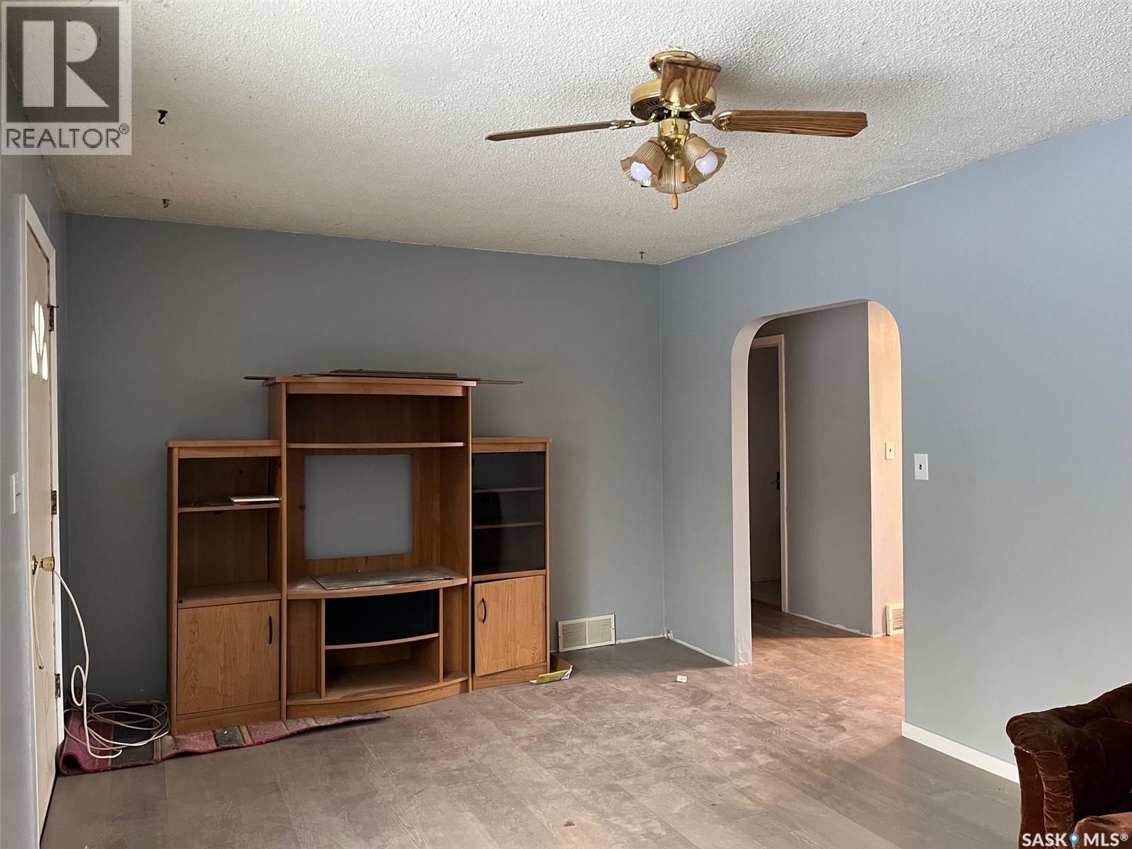 211 2nd Street E Property Photo 8