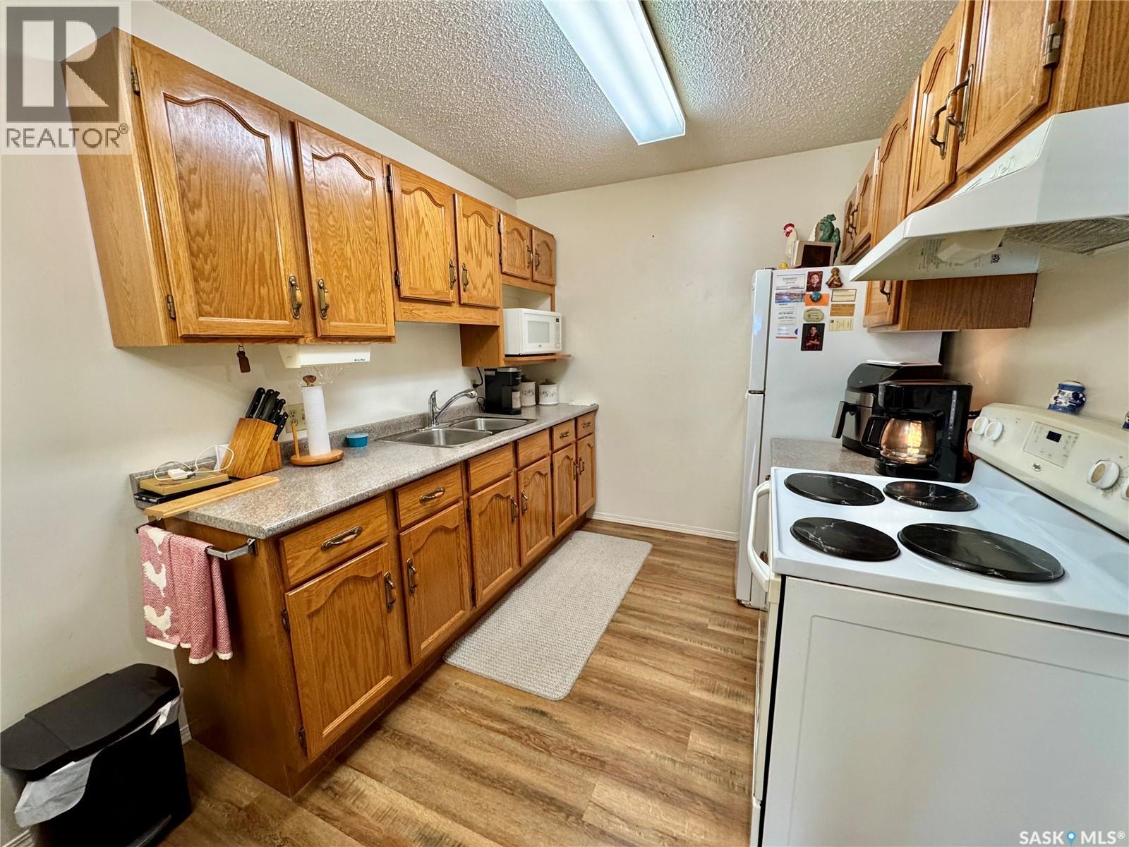 203 66 19th Street W Property Photo 2