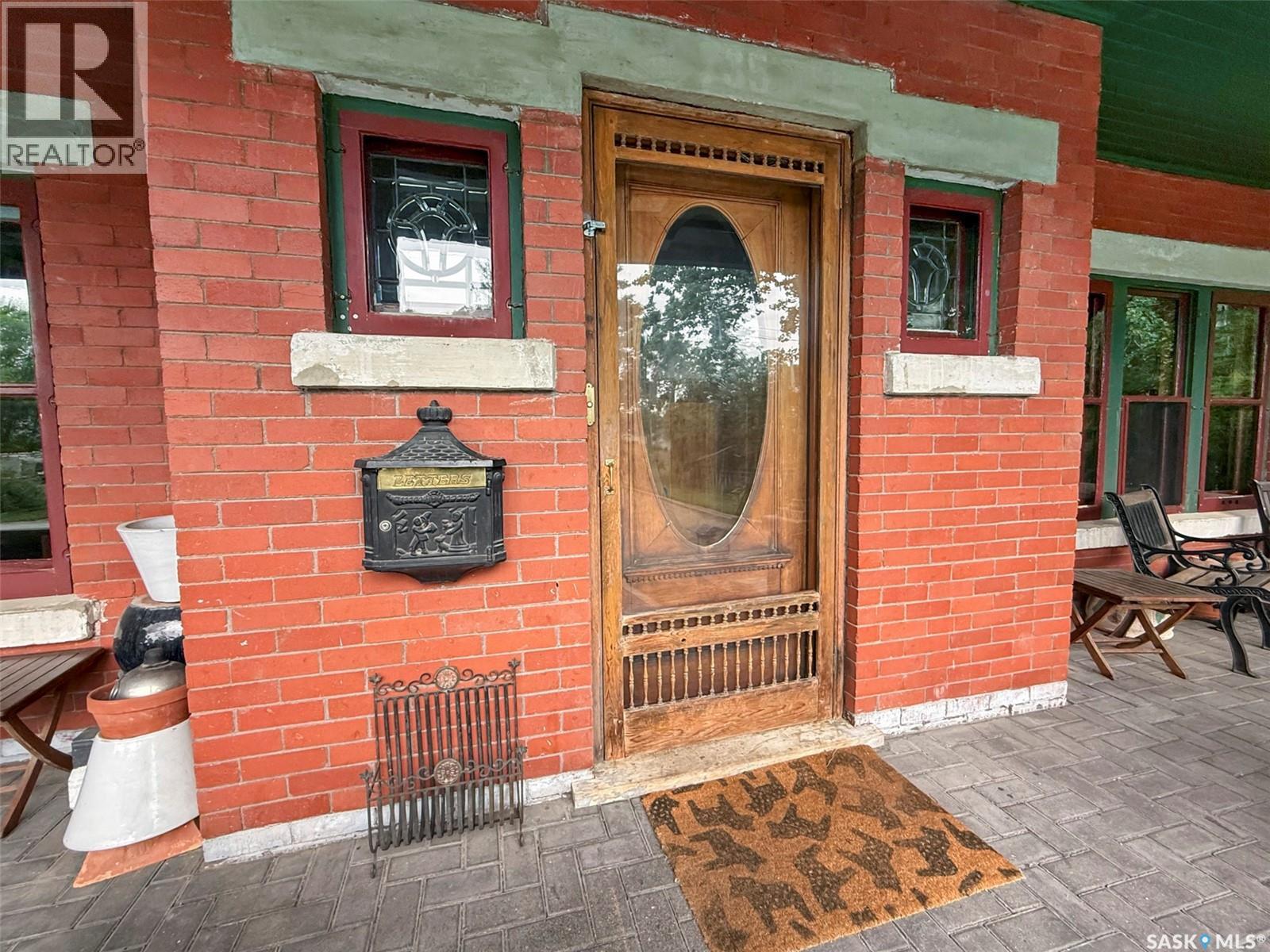 735 Sidney Street E Property Photo 3