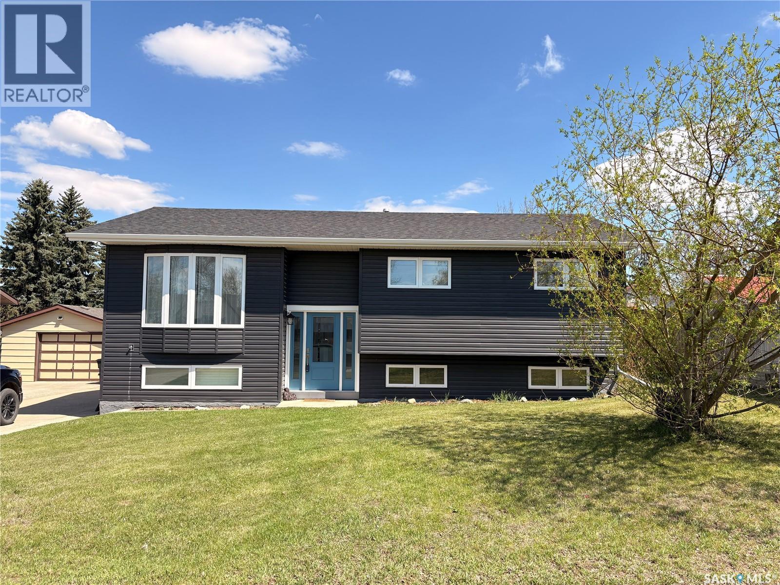 405 3rd Avenue W Property Photo 1