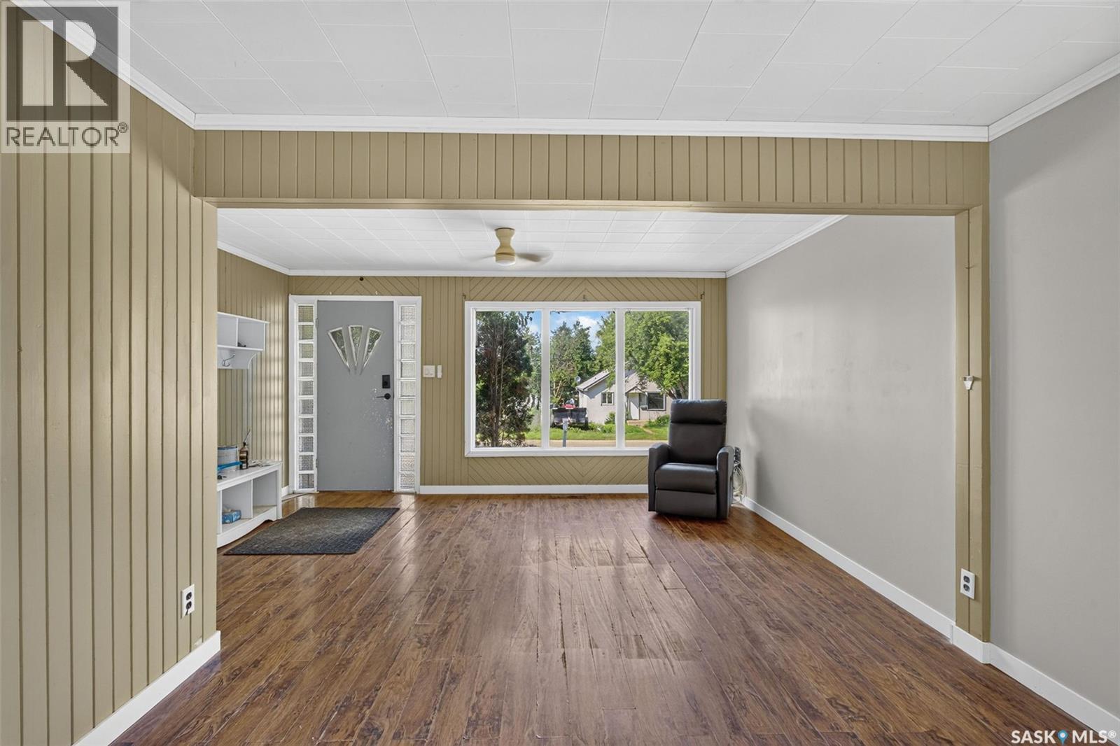 453 21st Street E Property Photo 2