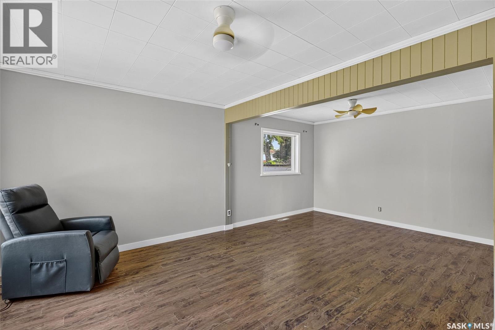 453 21st Street E Property Photo 3