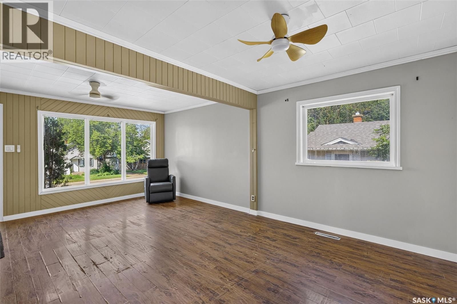 453 21st Street E Property Photo 9