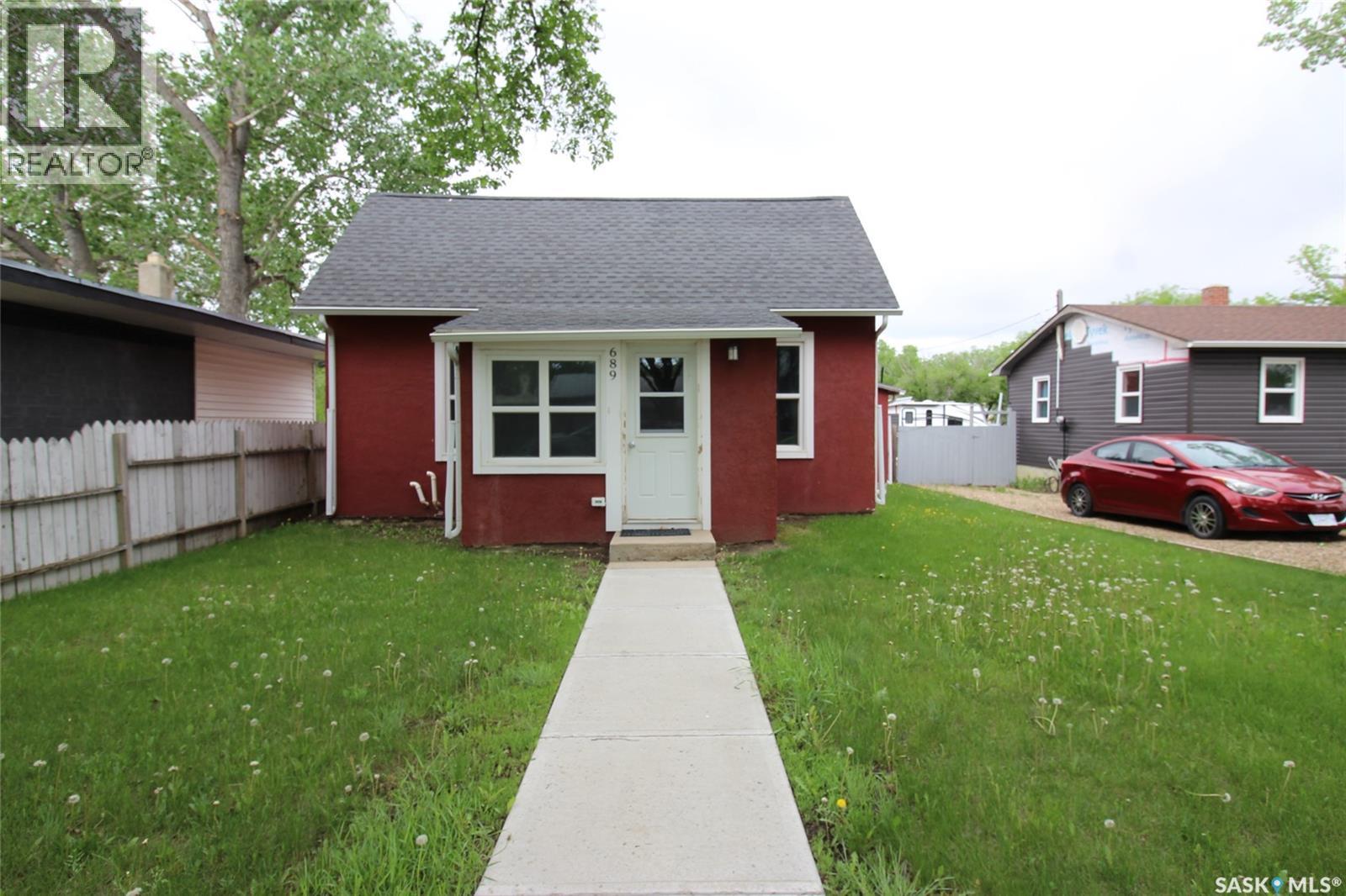 689 2nd Street W Property Photo 1