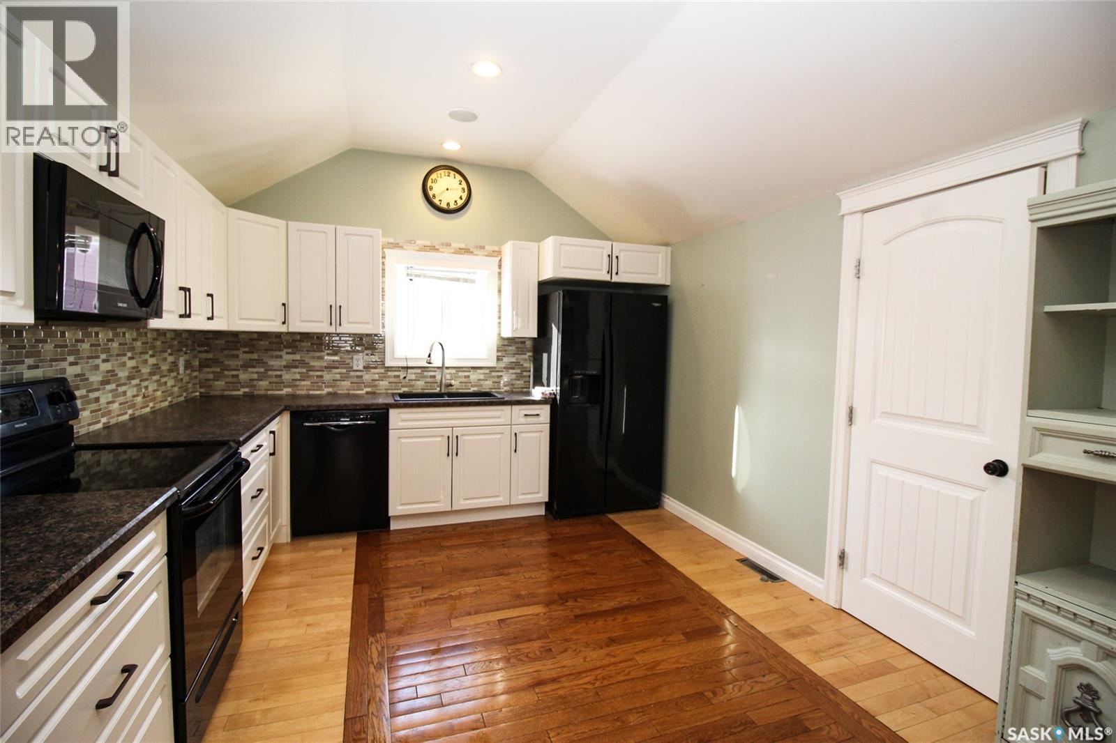 689 2nd Street W Property Photo 2