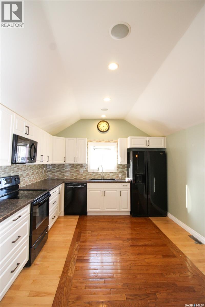 689 2nd Street W Property Photo 3