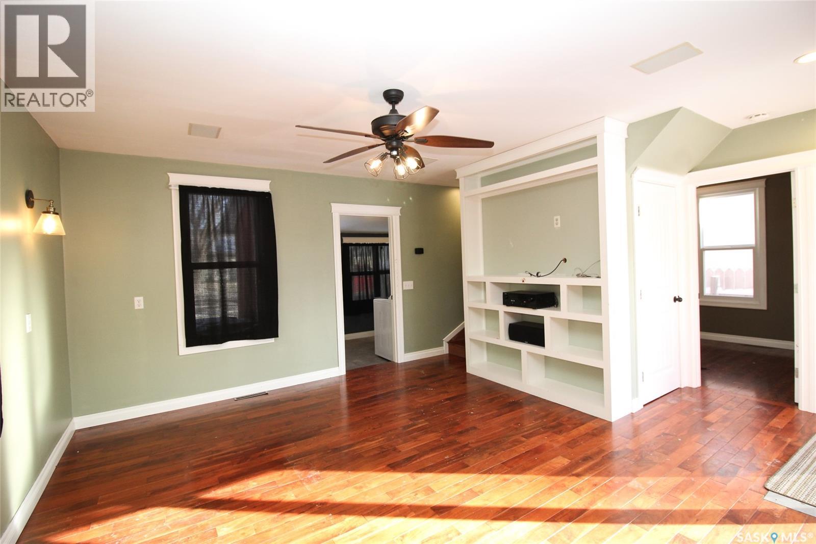 689 2nd Street W Property Photo 4