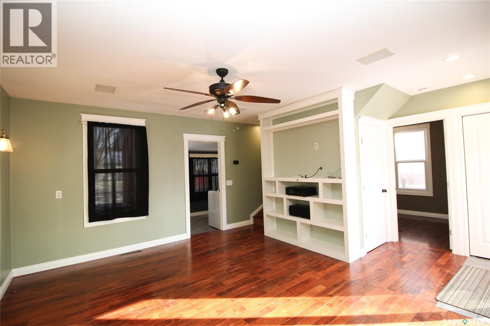 689 2nd Street W Property Photo 5