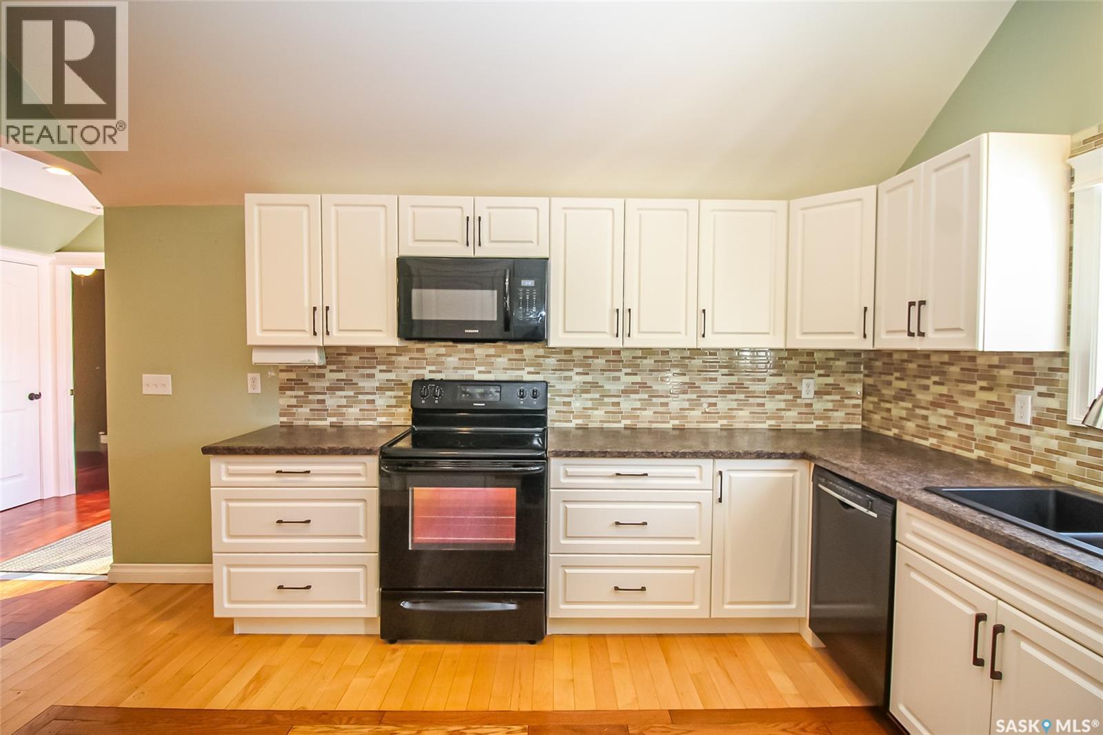 689 2nd Street W Property Photo 8