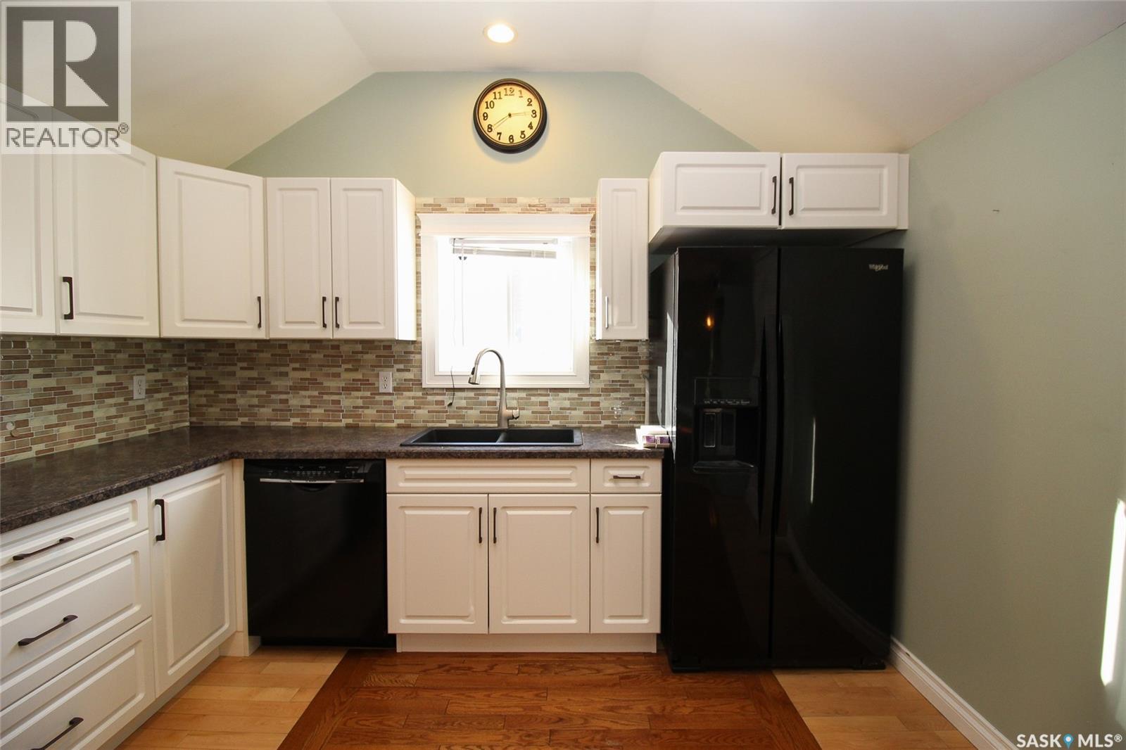 689 2nd Street W Property Photo 9