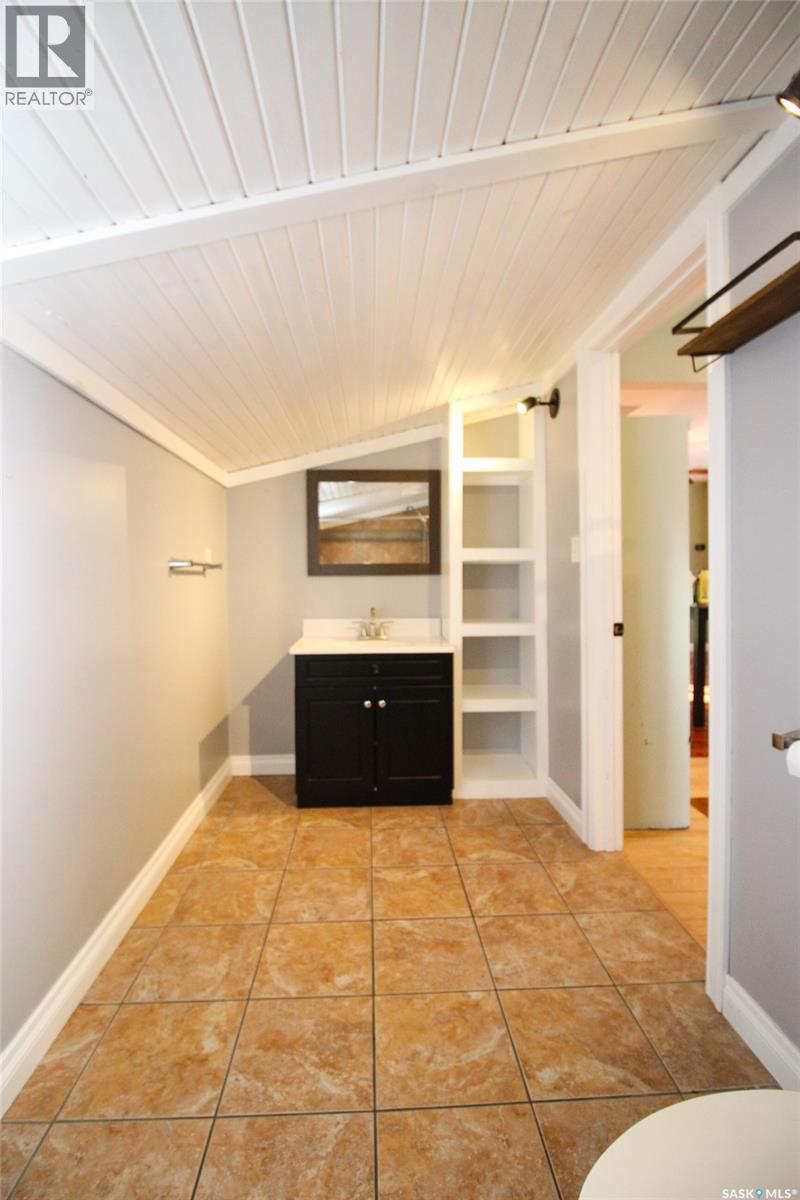 689 2nd Street W Property Photo 11