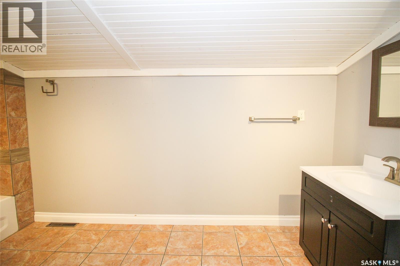 689 2nd Street W Property Photo 13