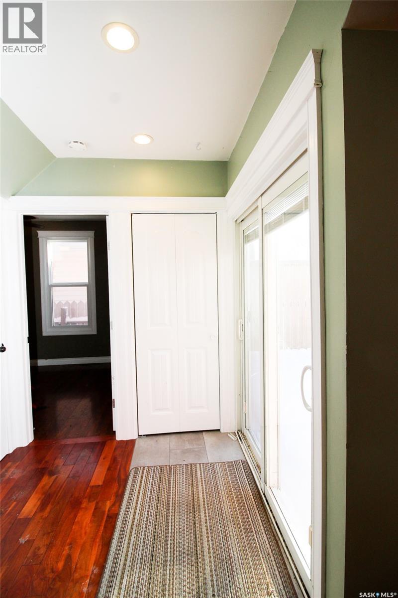 689 2nd Street W Property Photo 14