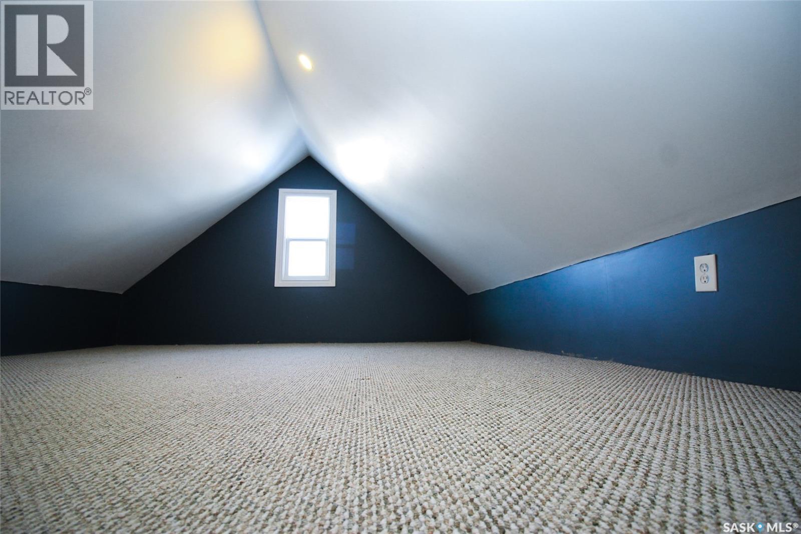 689 2nd Street W Property Photo 18