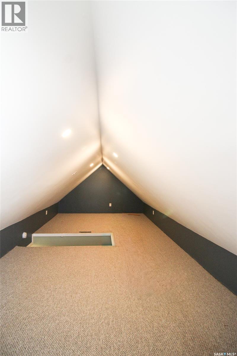 689 2nd Street W Property Photo 21