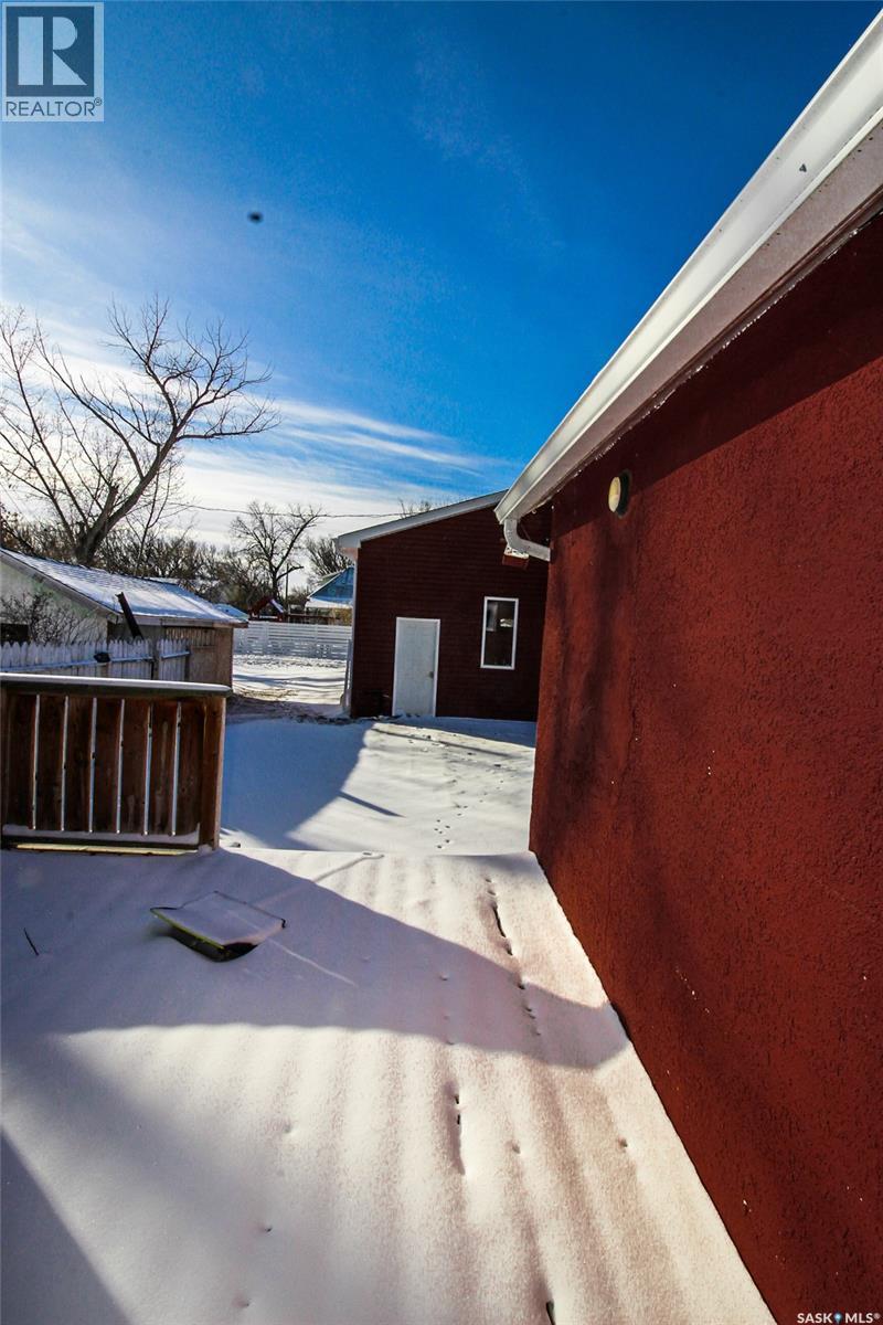 689 2nd Street W Property Photo 23