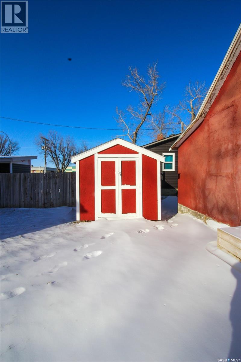 689 2nd Street W Property Photo 24