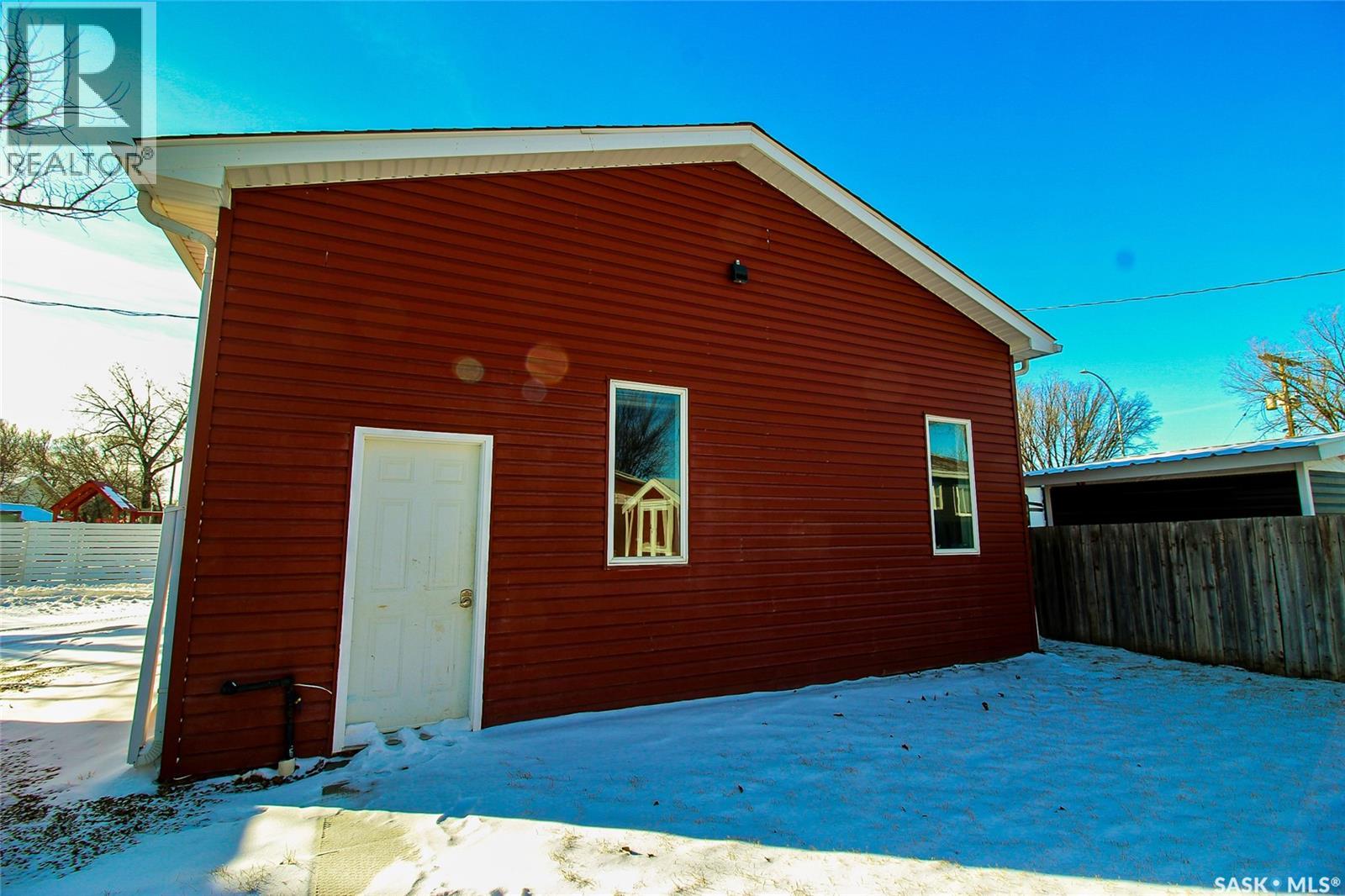 689 2nd Street W Property Photo 25