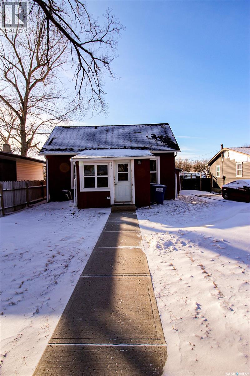 689 2nd Street W Property Photo 27