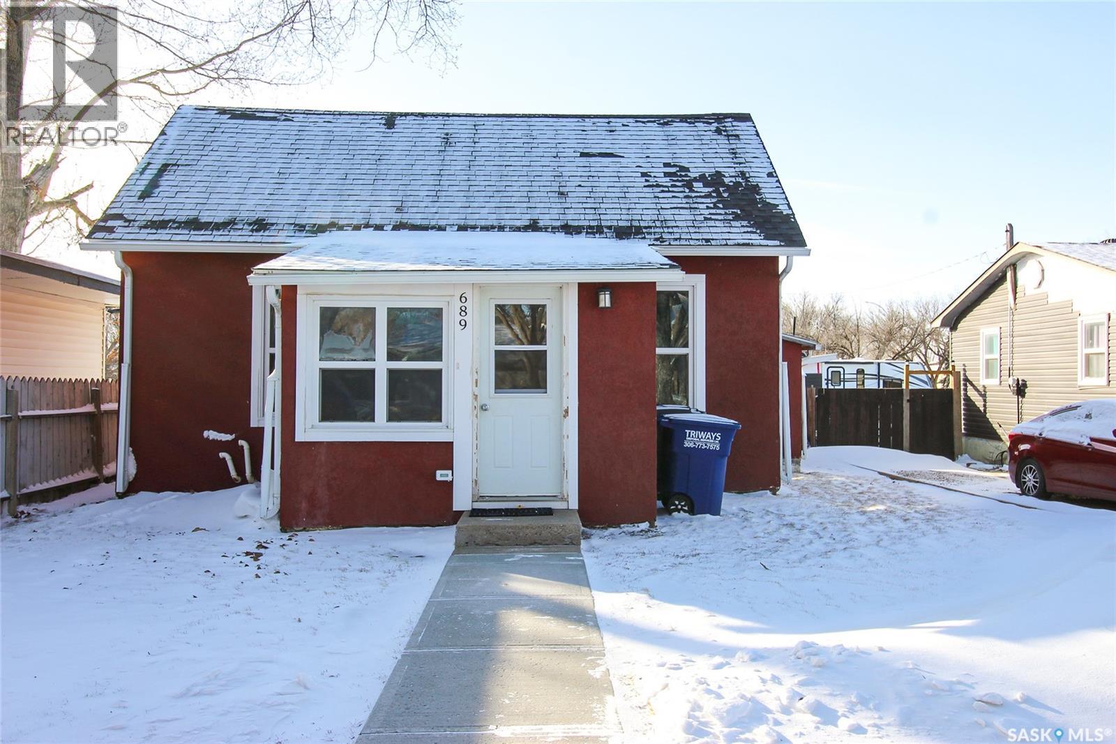 689 2nd Street W Property Photo 28