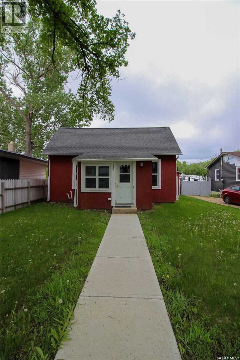 689 2nd Street W Property Photo 29