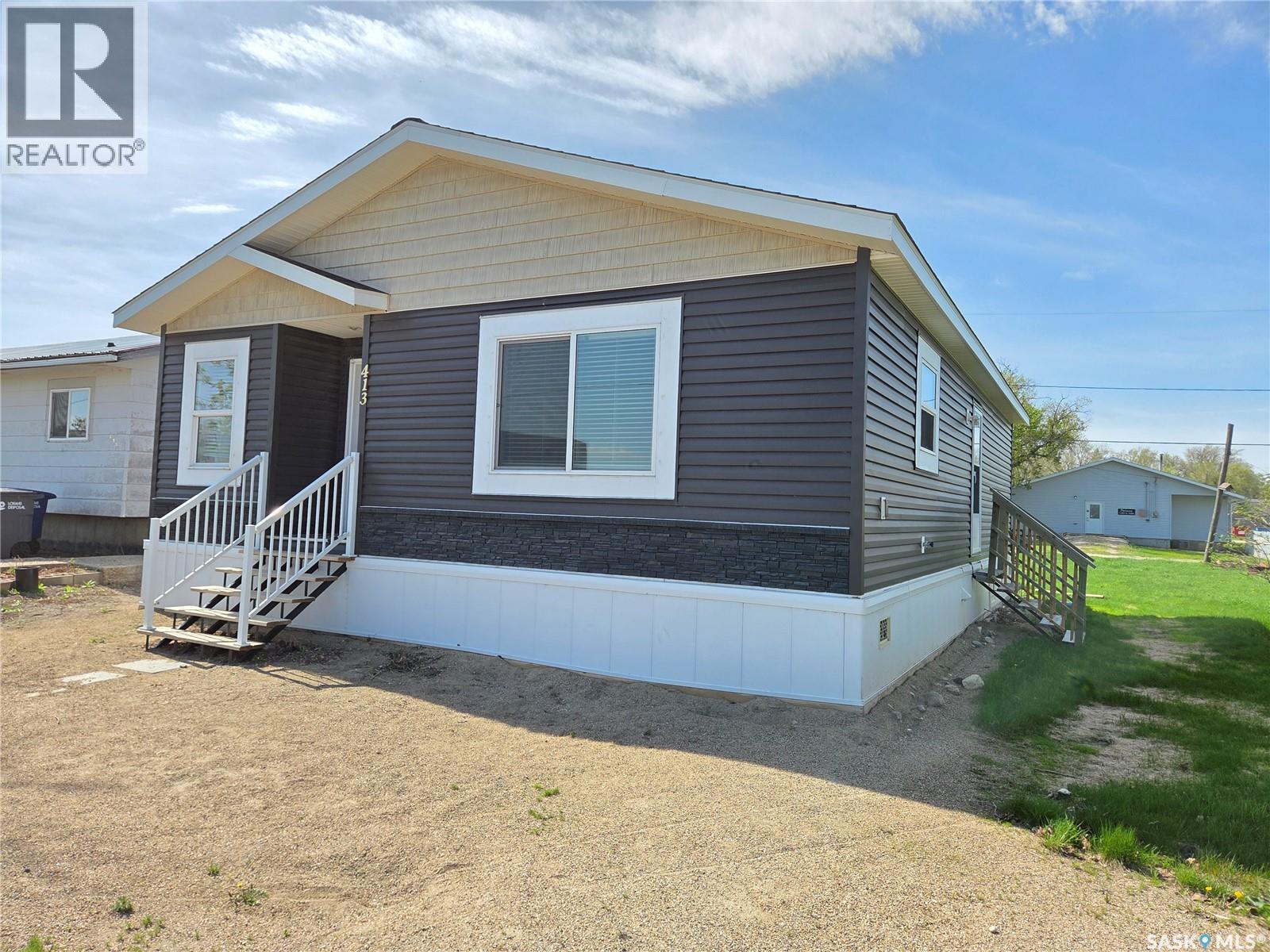413 Railway Street Property Photo 2