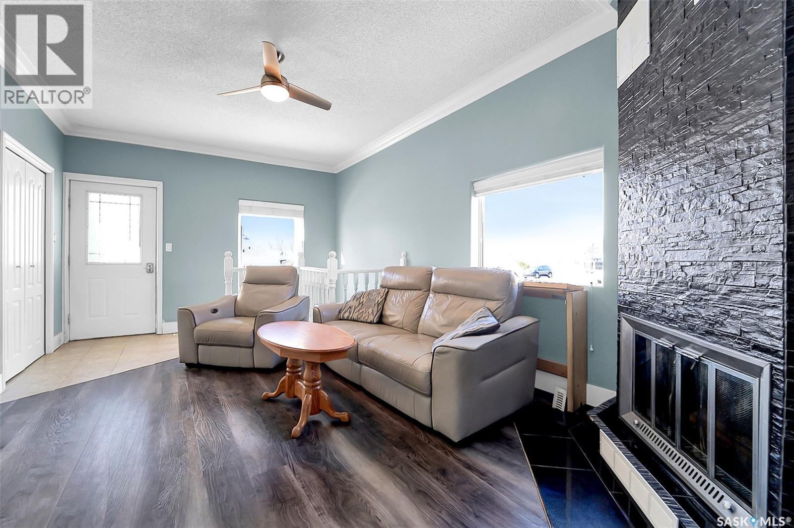 207 5th Avenue E Property Photo 6