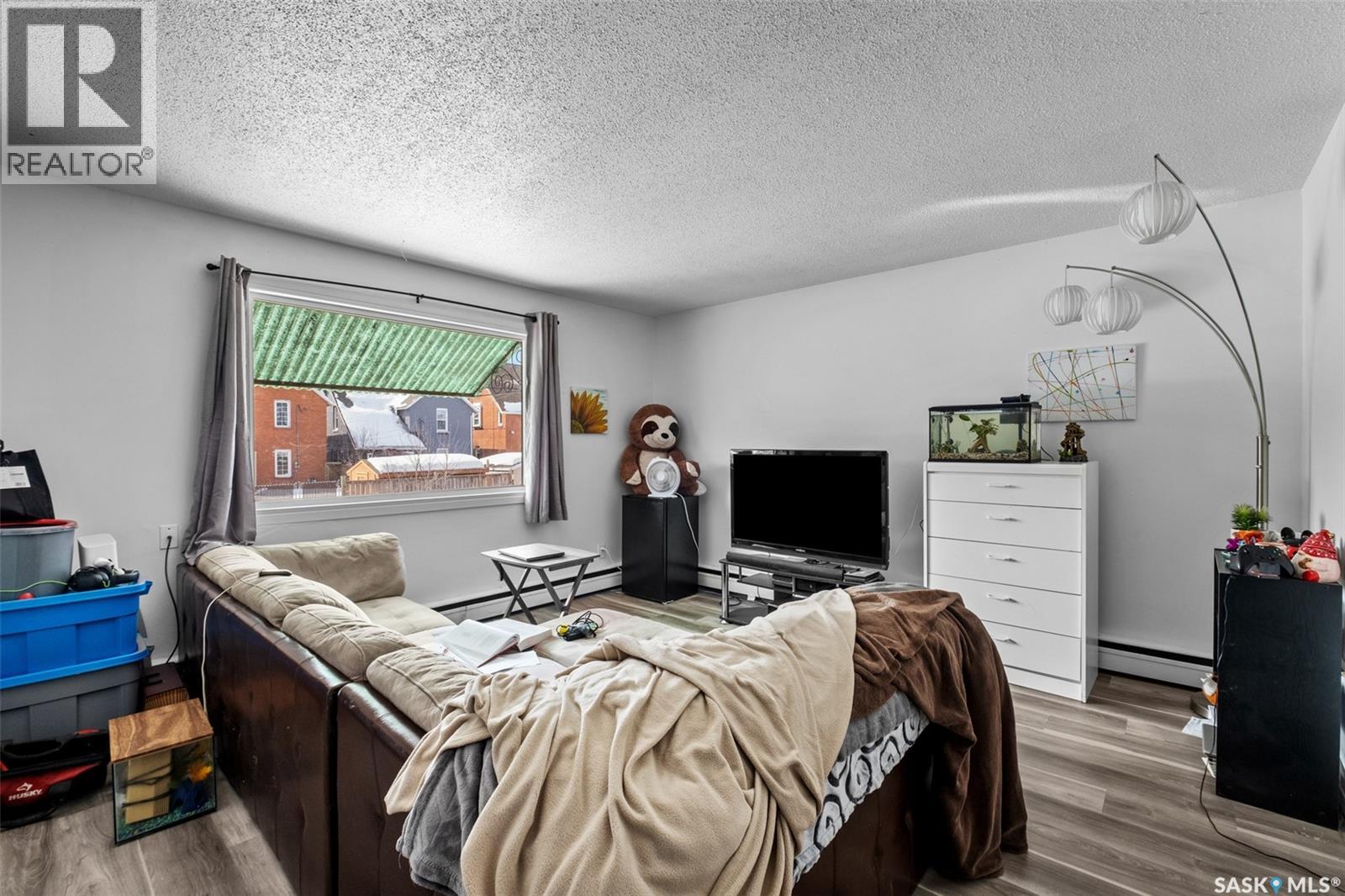 419 9th Street E Property Photo 6