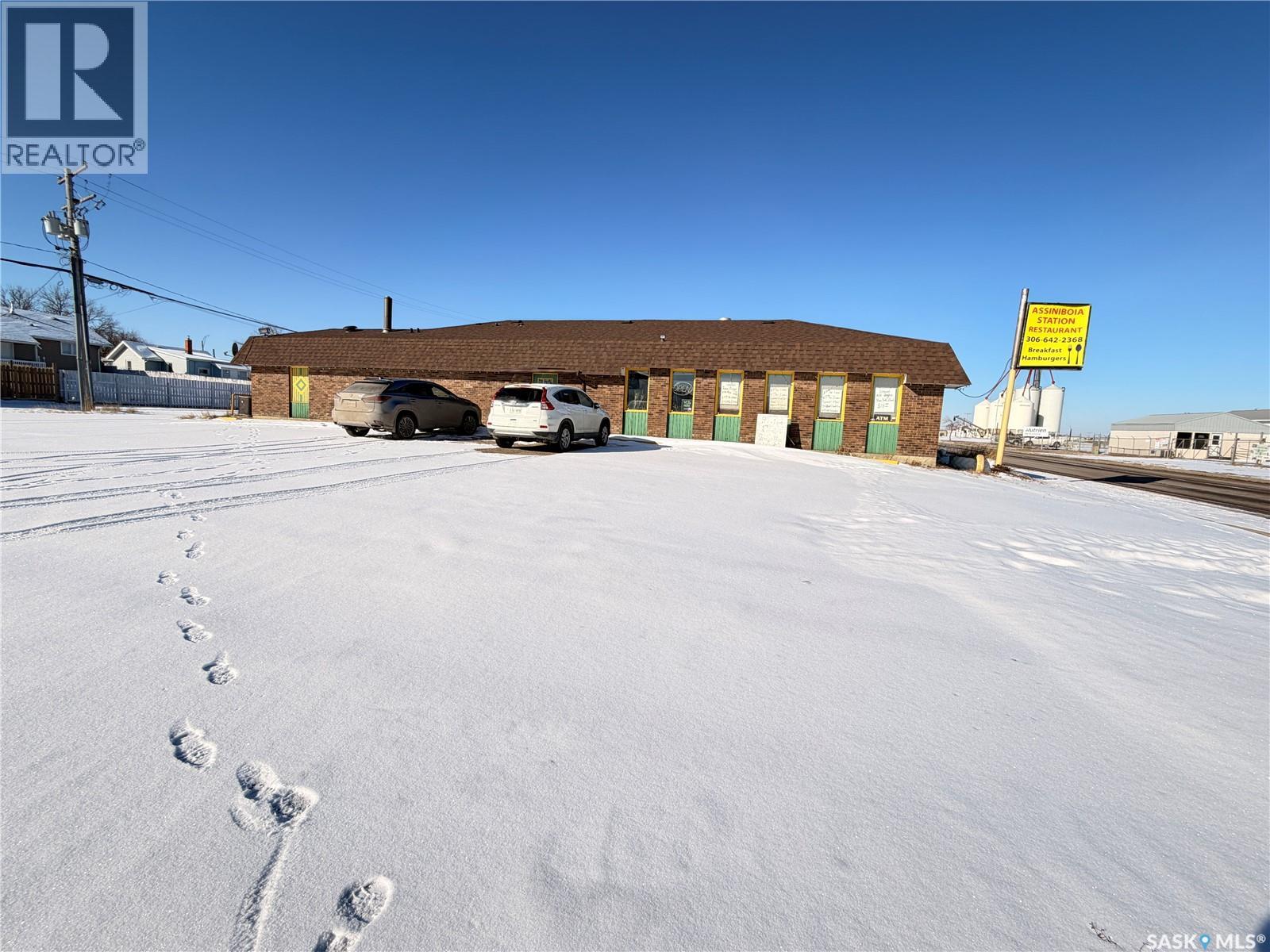305 1st Avenue W Property Photo 1
