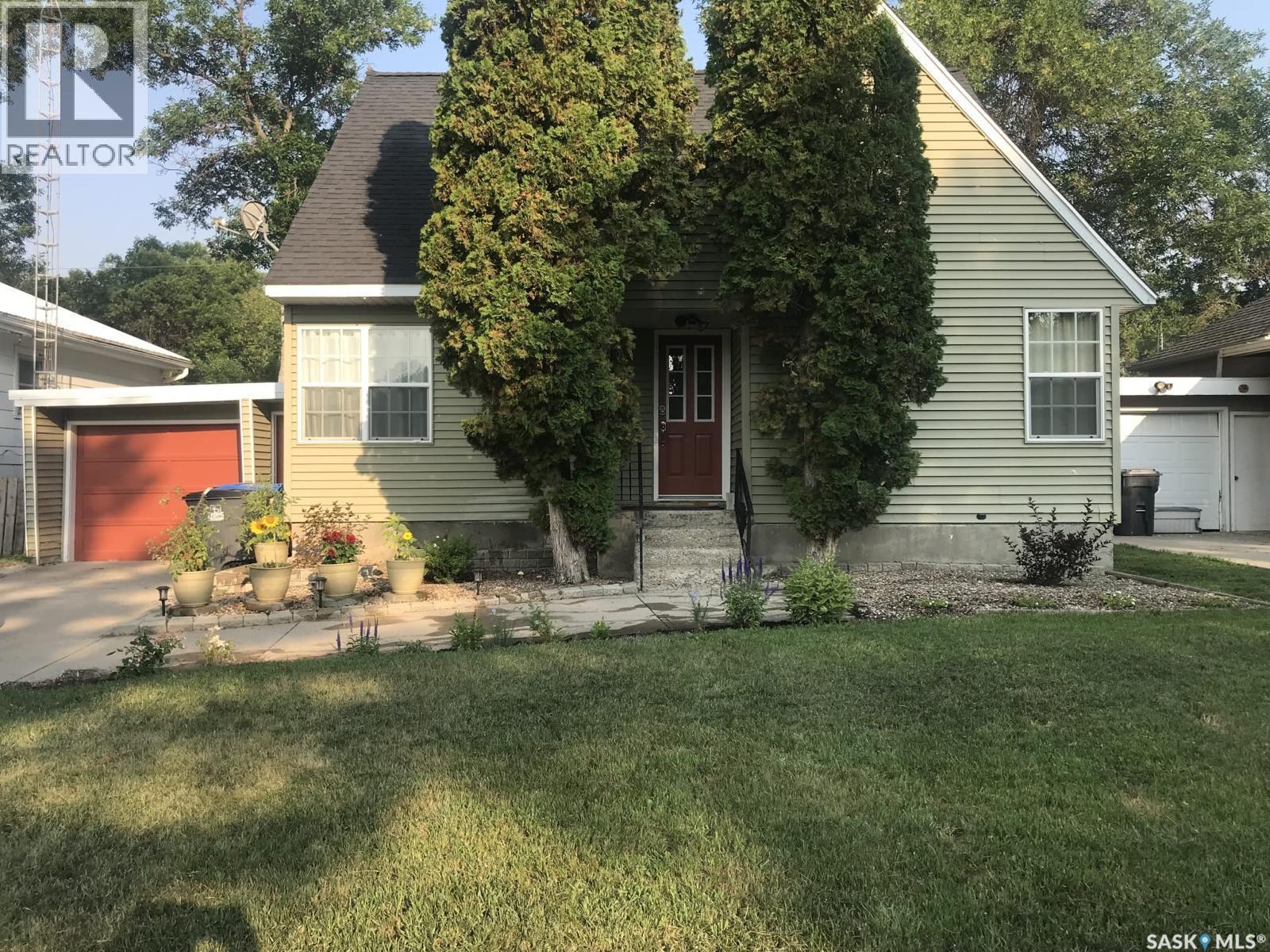 118 Second Street W Property Photo 1