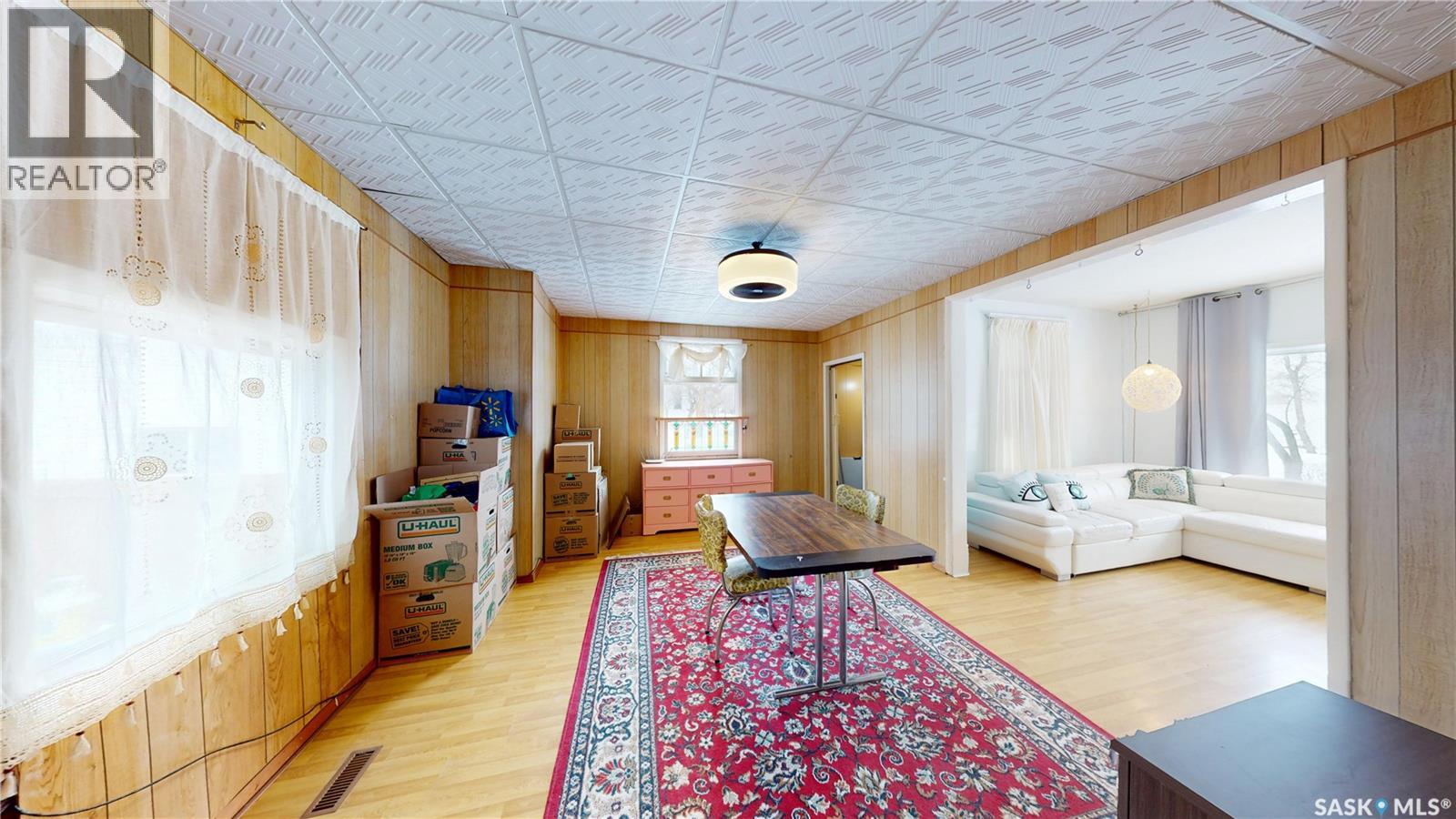 107 3rd Avenue E Property Photo 8