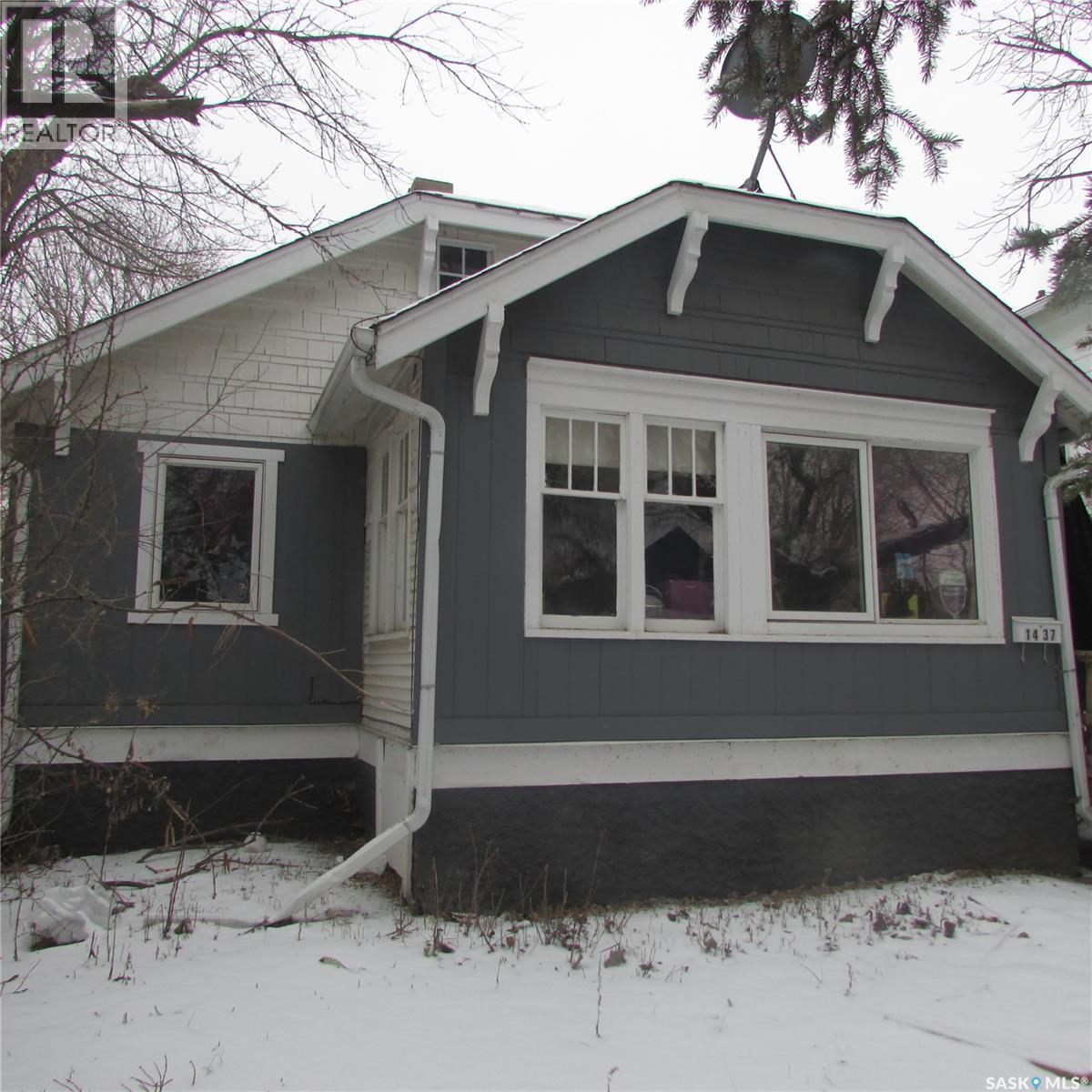 1437 Elphinstone STREET Property Photo 1