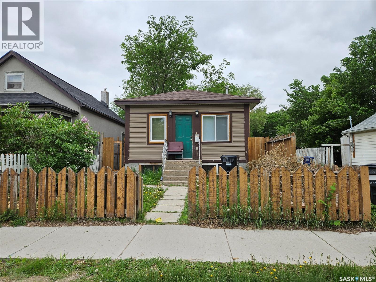 131 M AVENUE S Property Photo 1