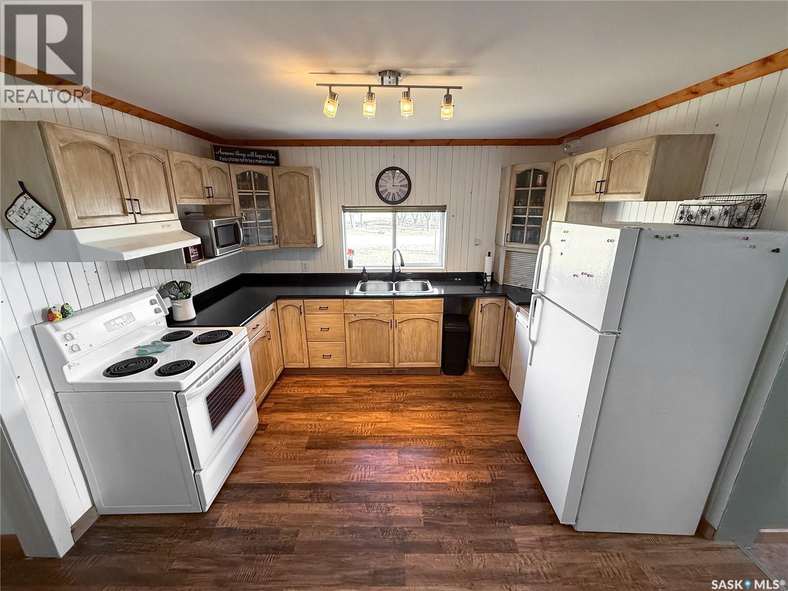 103 1st Street E Property Photo 4