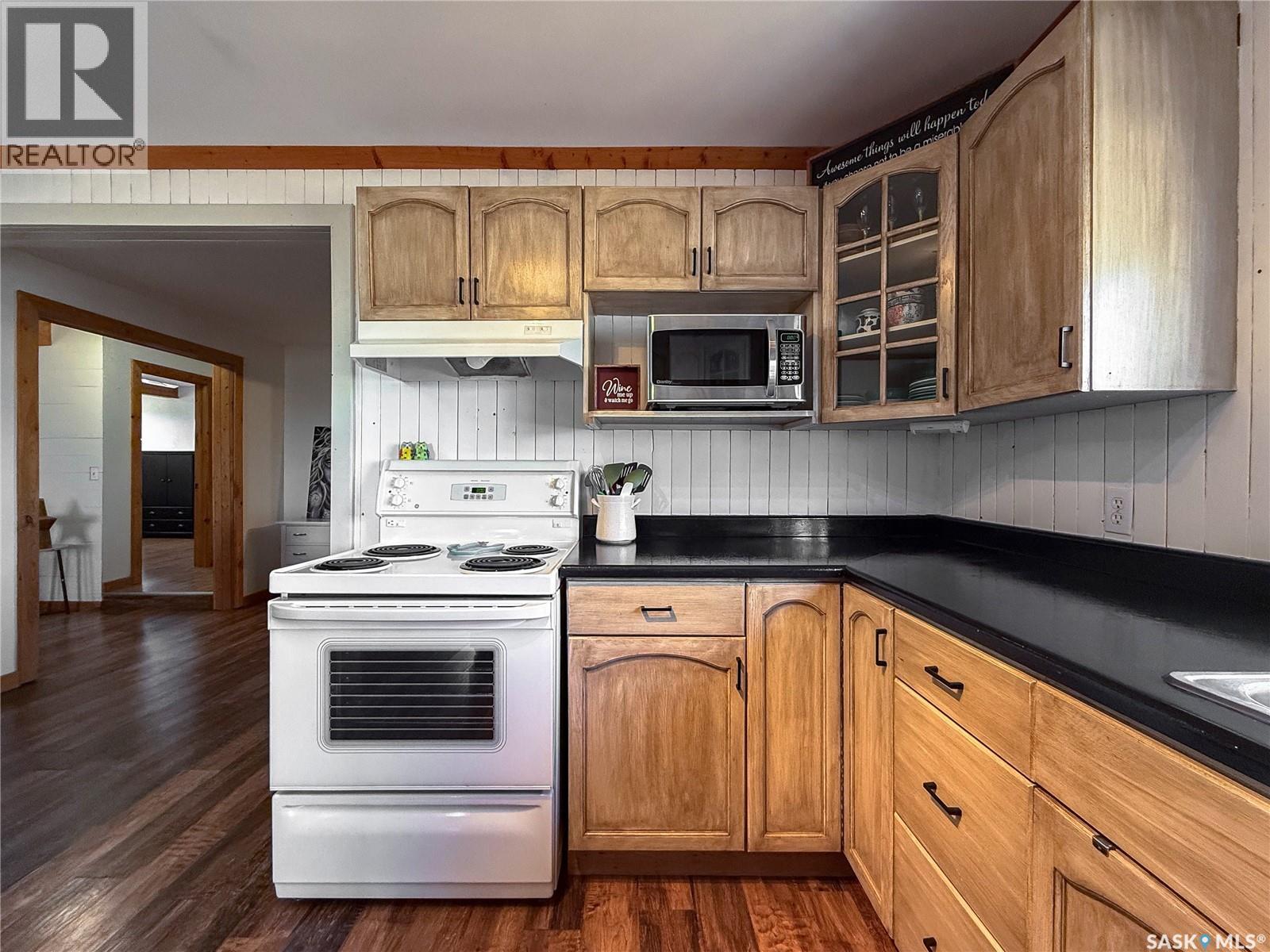 103 1st Street E Property Photo 5
