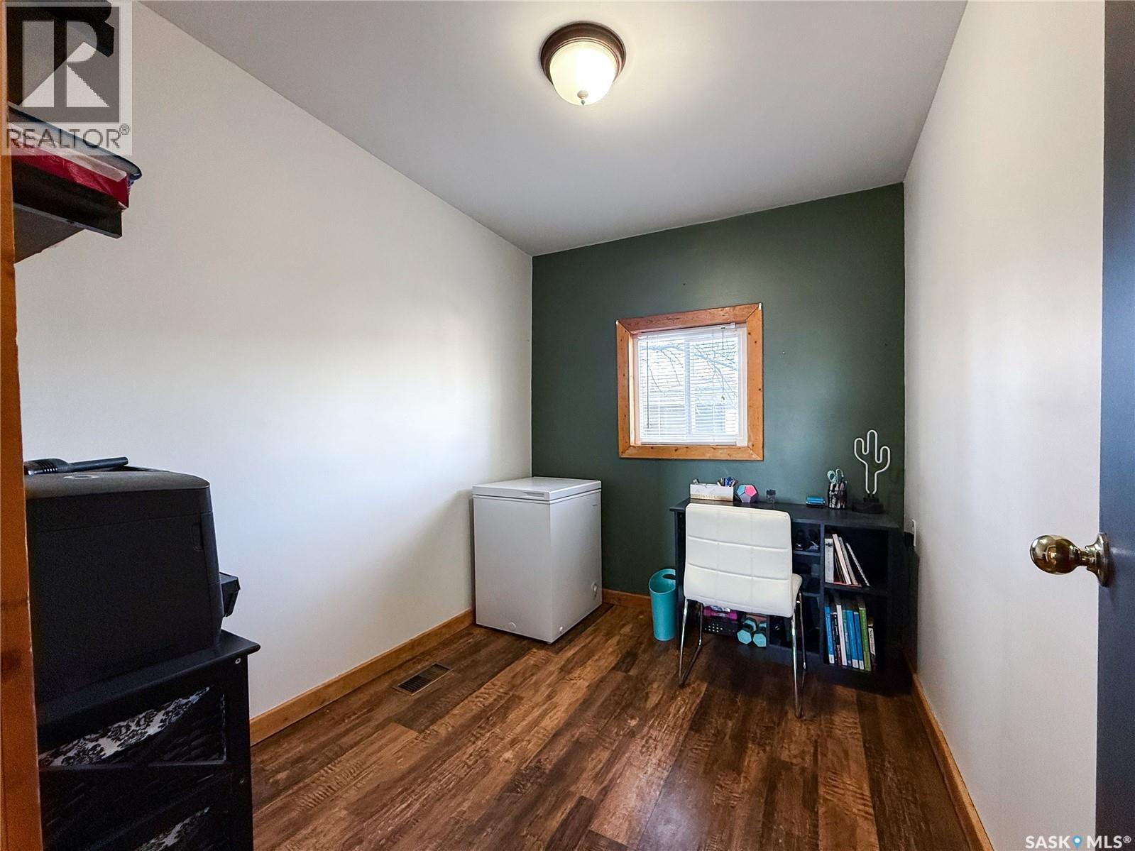 103 1st Street E Property Photo 23