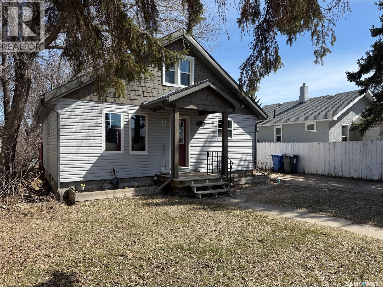 326 5th Avenue W Property Photo 1