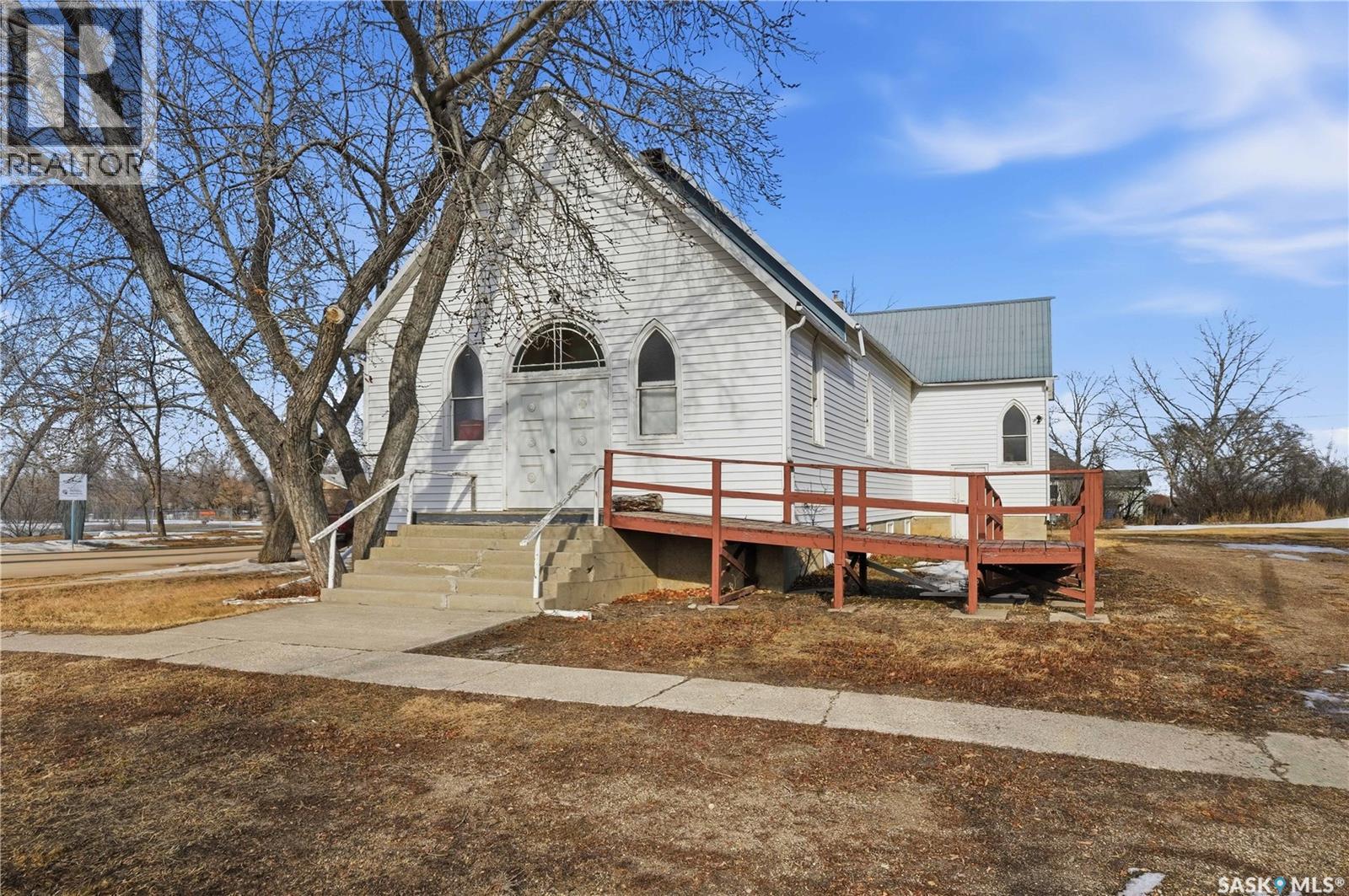 12 3rd Avenue E Property Photo 2