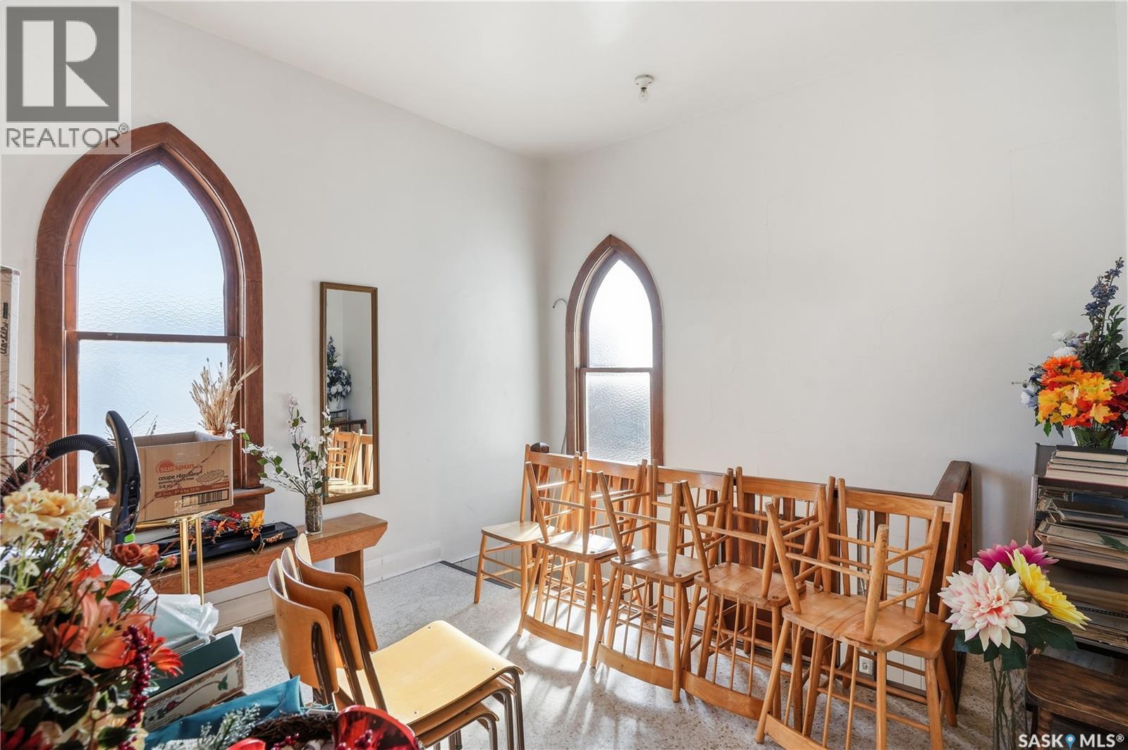 12 3rd Avenue E Property Photo 11