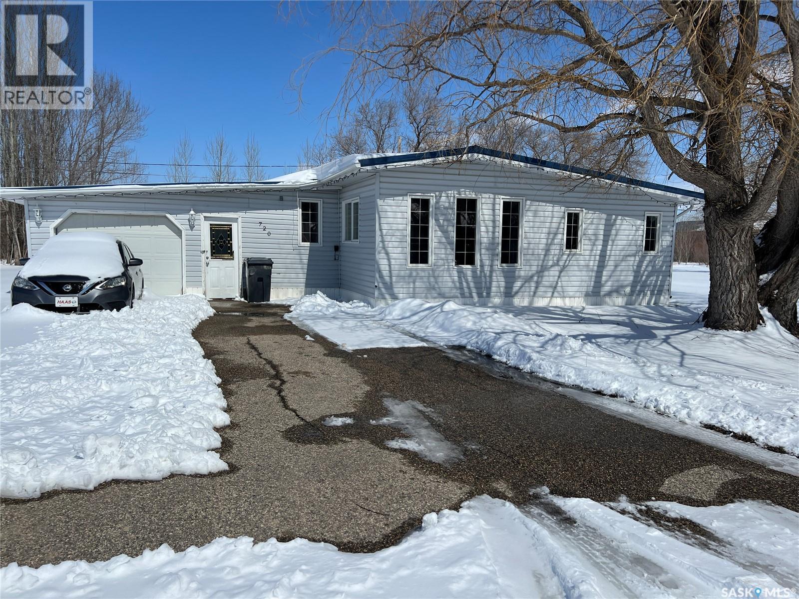 720 Maple Drive Property Photo 2