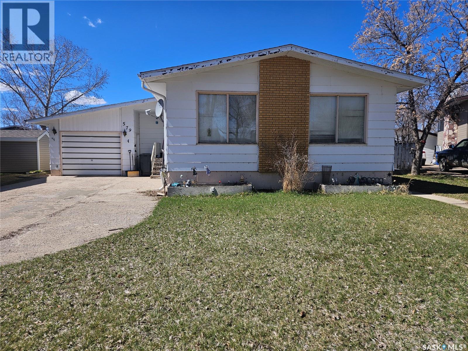 579 Poplar CRESCENT Property Photo 1