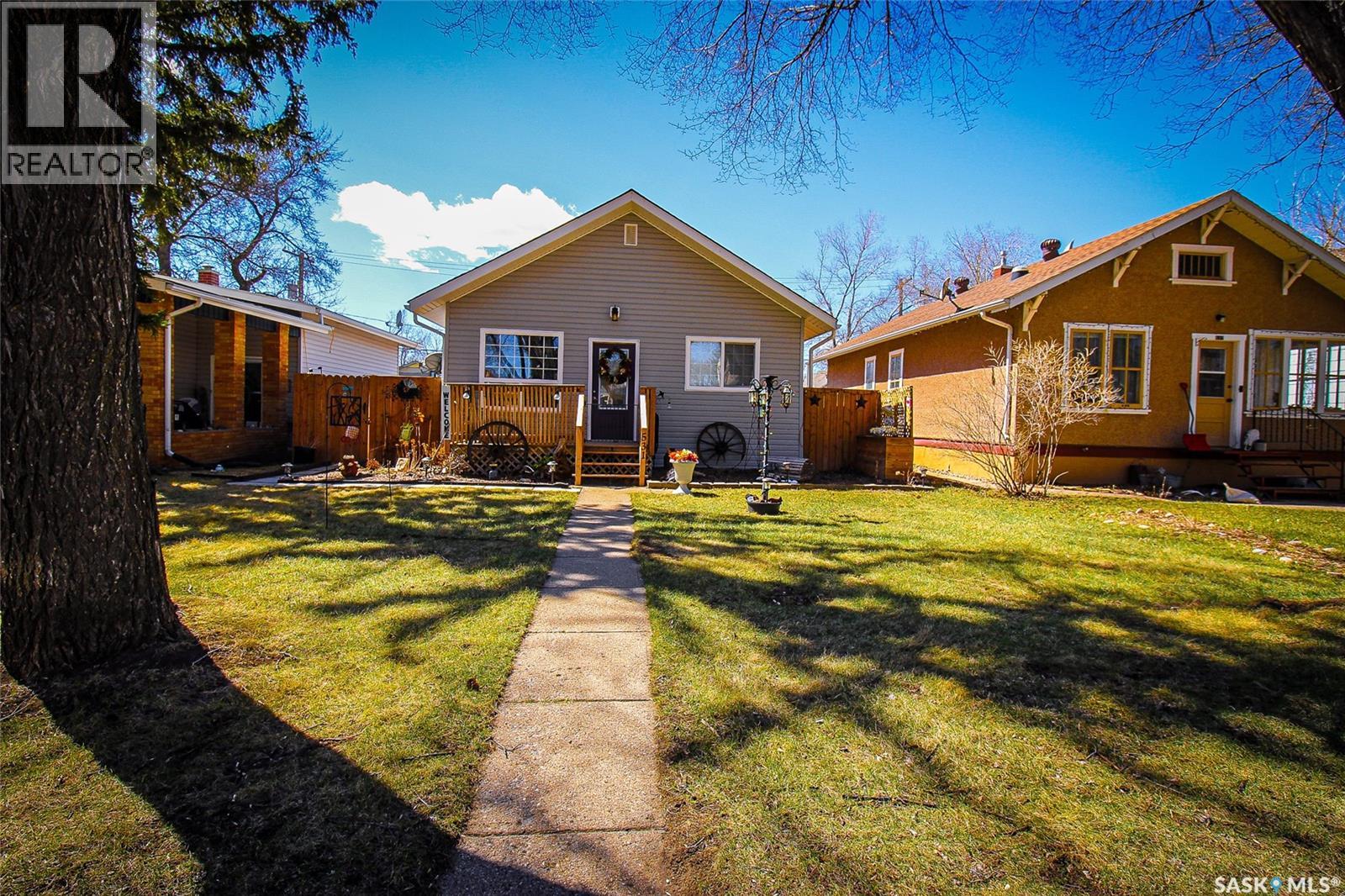 531 1st STREET E Property Photo 1