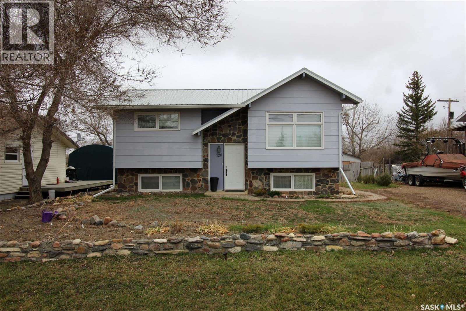 128 1st Street E Property Photo 1