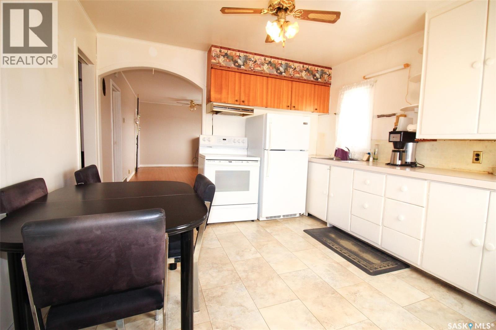 261 2nd Avenue W Property Photo 3