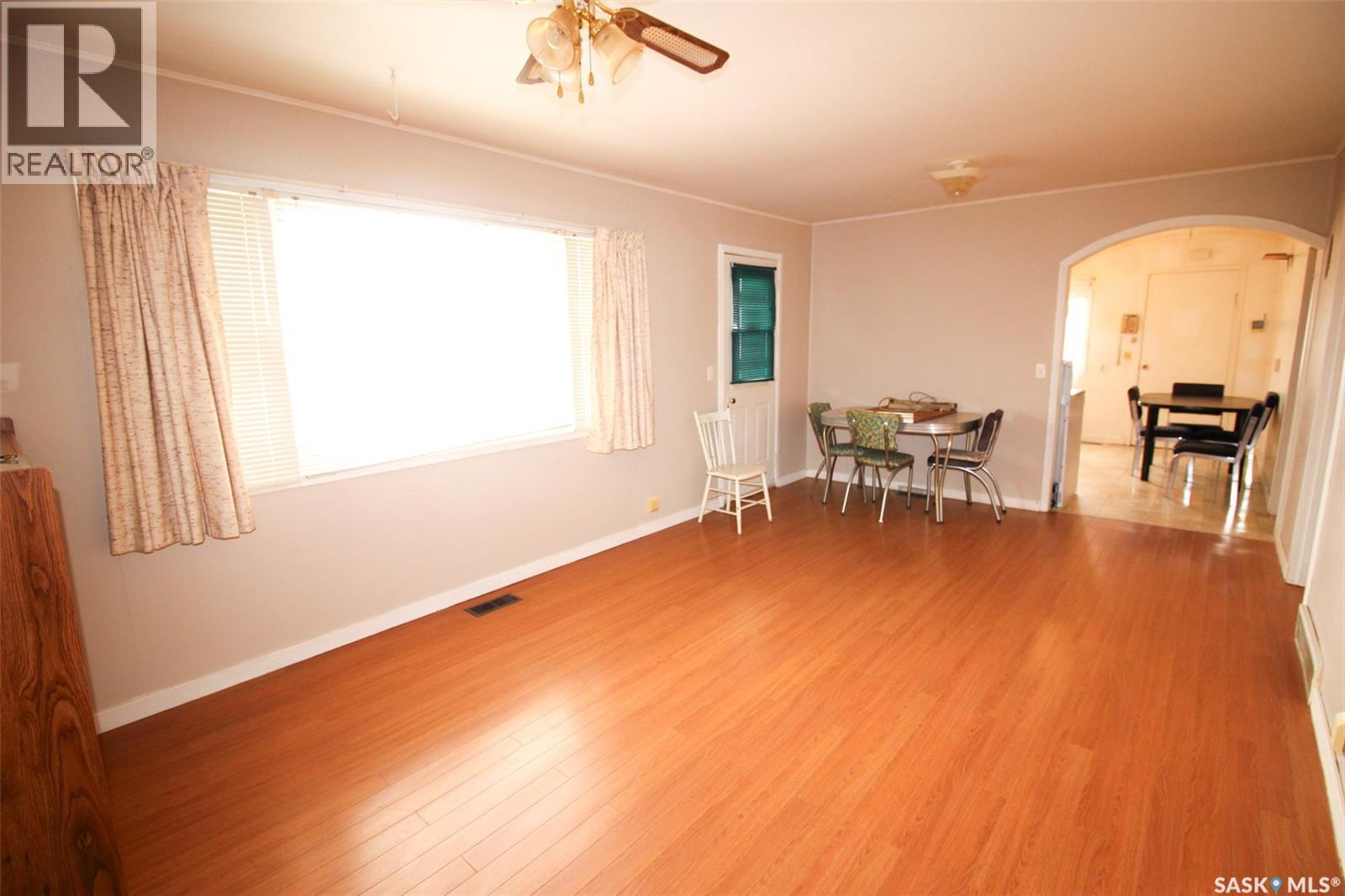 261 2nd Avenue W Property Photo 8