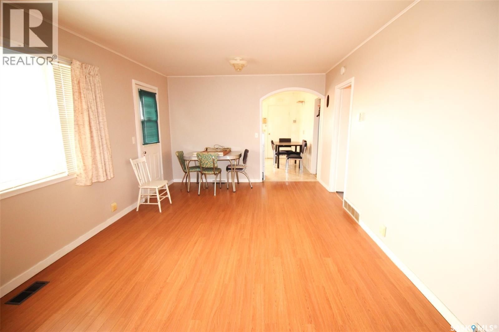 261 2nd Avenue W Property Photo 9
