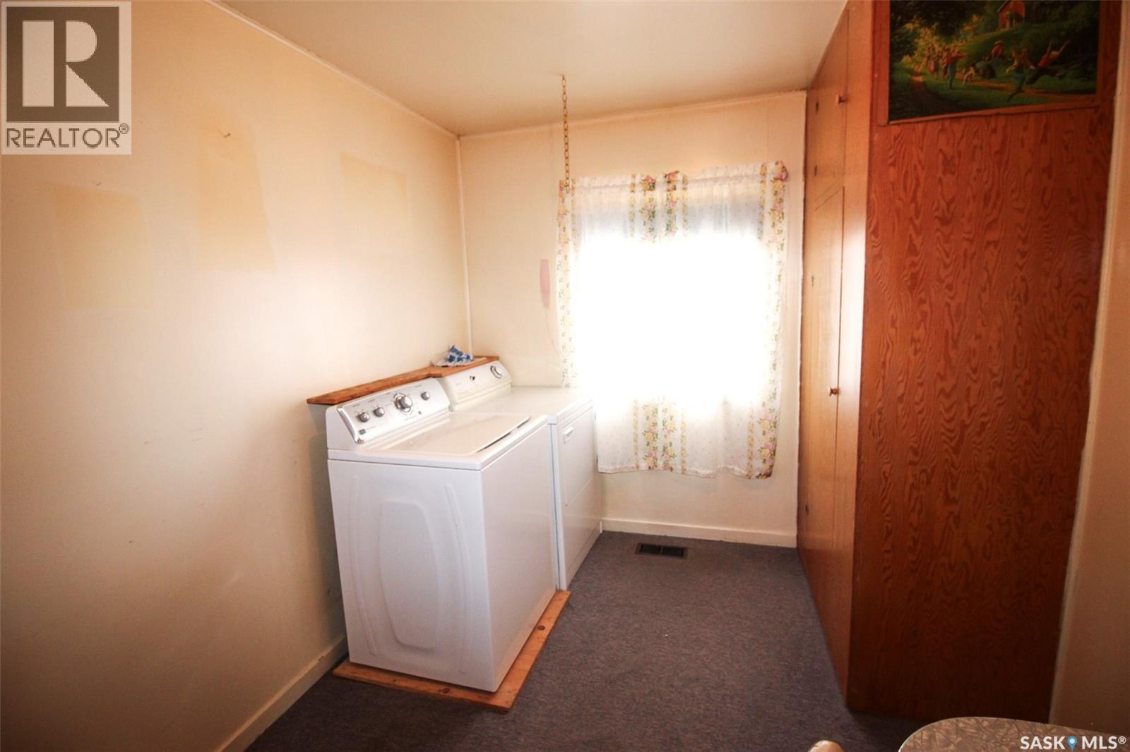 261 2nd Avenue W Property Photo 13