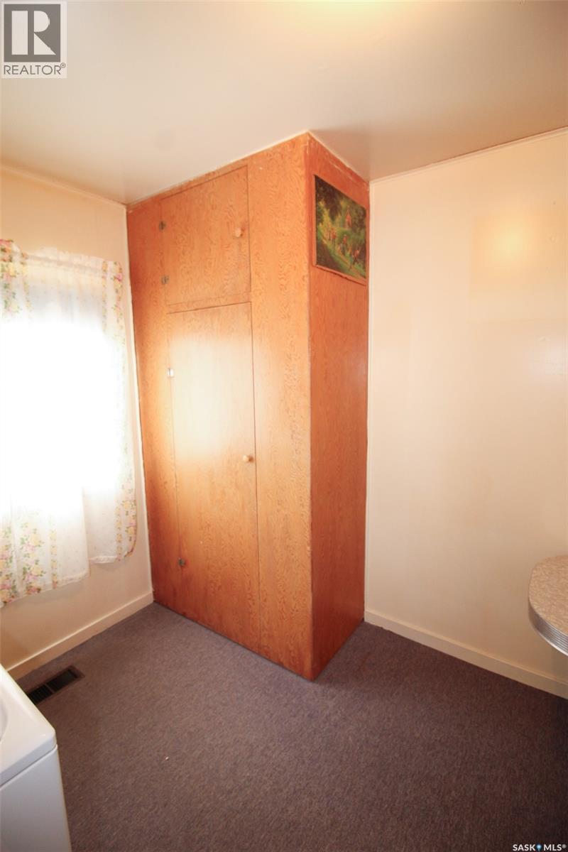 261 2nd Avenue W Property Photo 14
